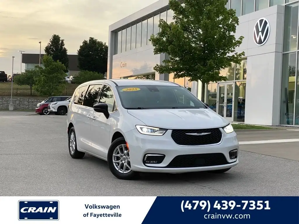2025 Chrysler Pacifica Select's photo