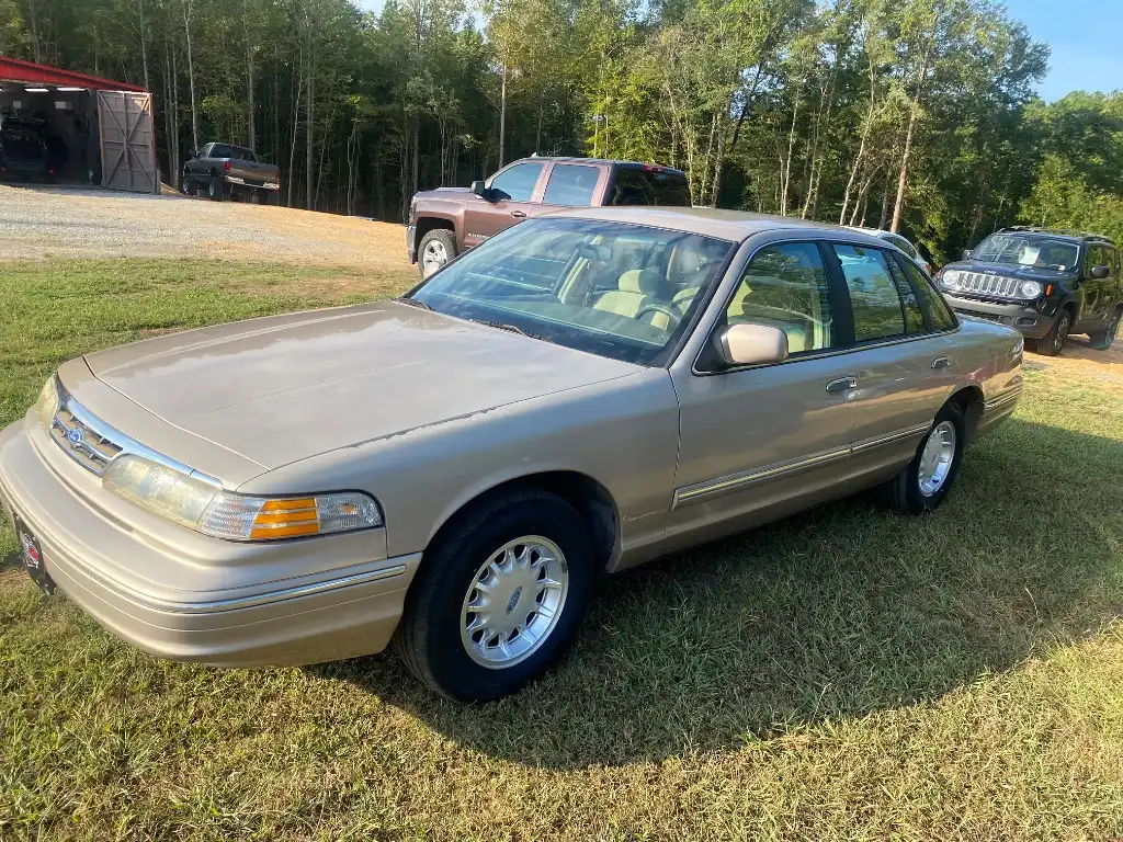 1997 Ford Crown Victoria LX's photo