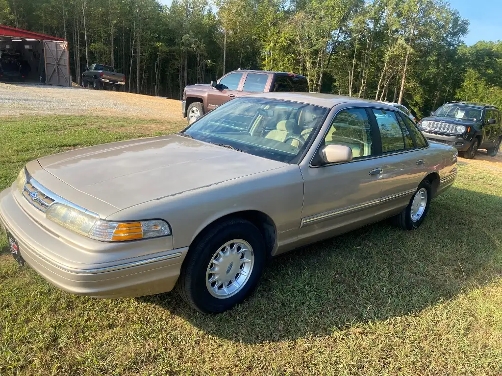 1997 Ford Crown Victoria LX's photo