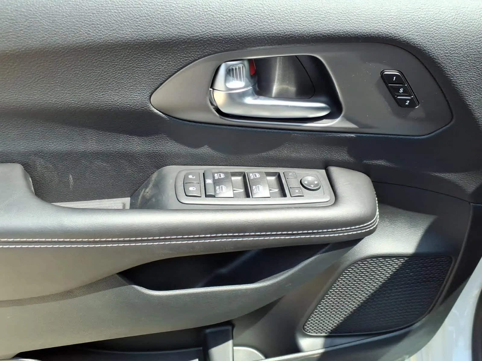 2027 Chrysler Pacifica Select photo 3