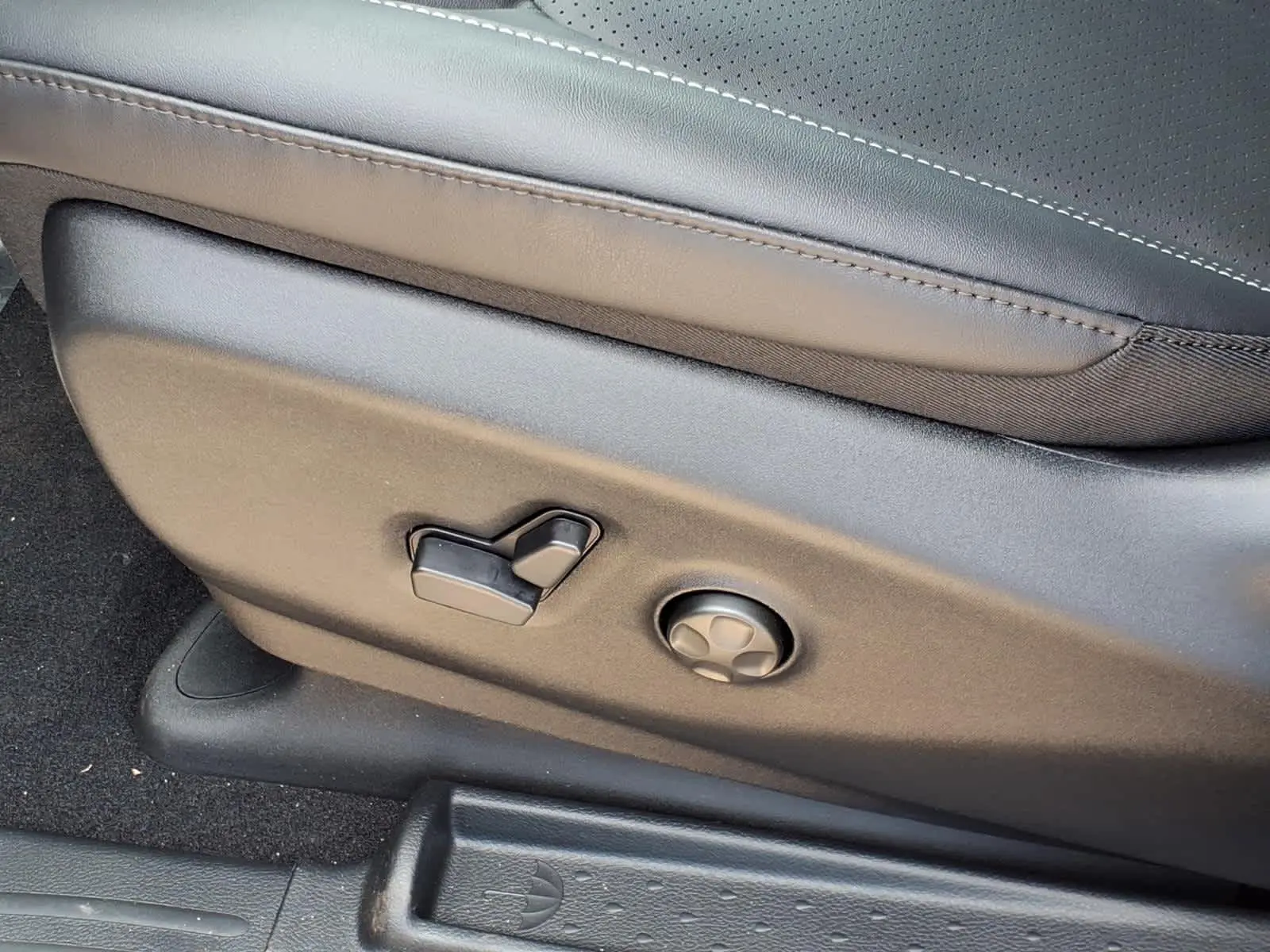 2027 Chrysler Pacifica Select photo 4