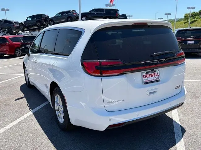 2027 Chrysler Pacifica Select photo 3