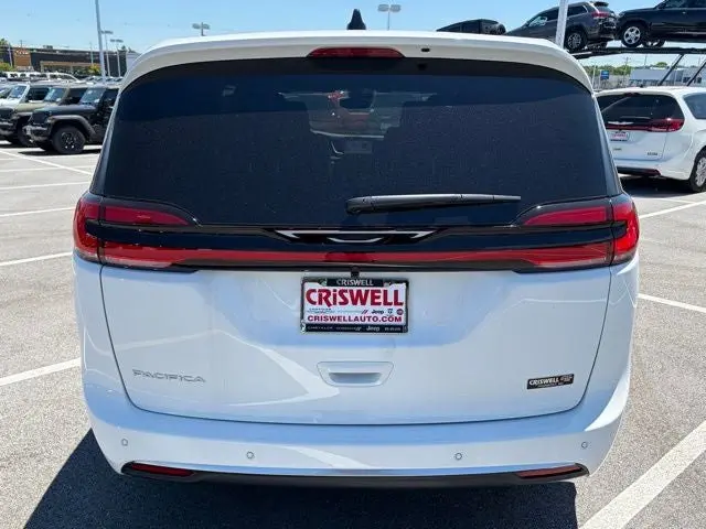 2027 Chrysler Pacifica Select photo 4