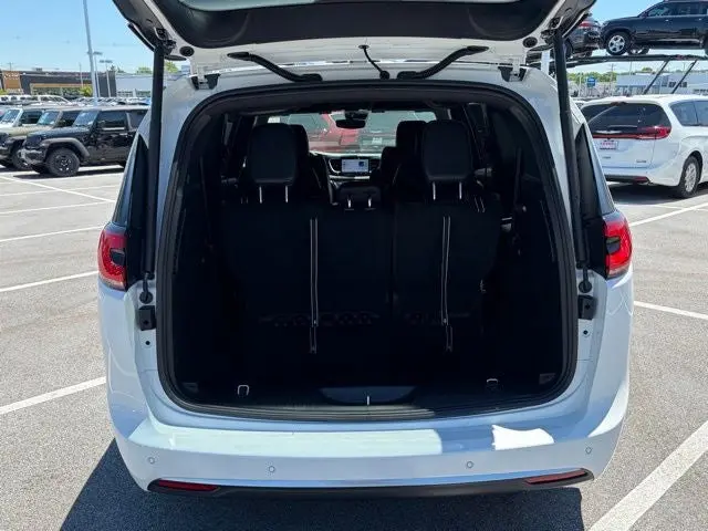 2027 Chrysler Pacifica Select photo 5