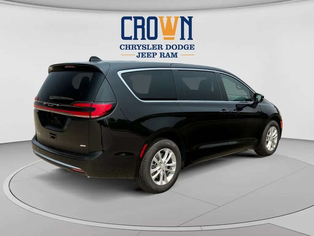 2027 Chrysler Pacifica Select AWD photo 3