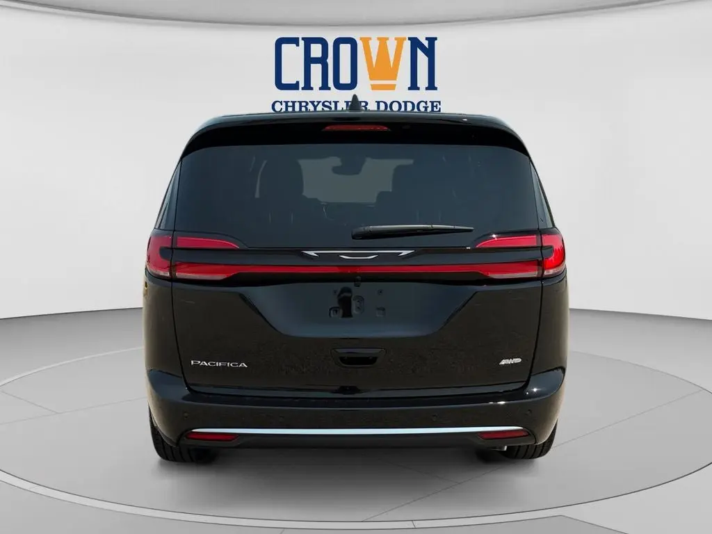 2027 Chrysler Pacifica Select AWD photo 4
