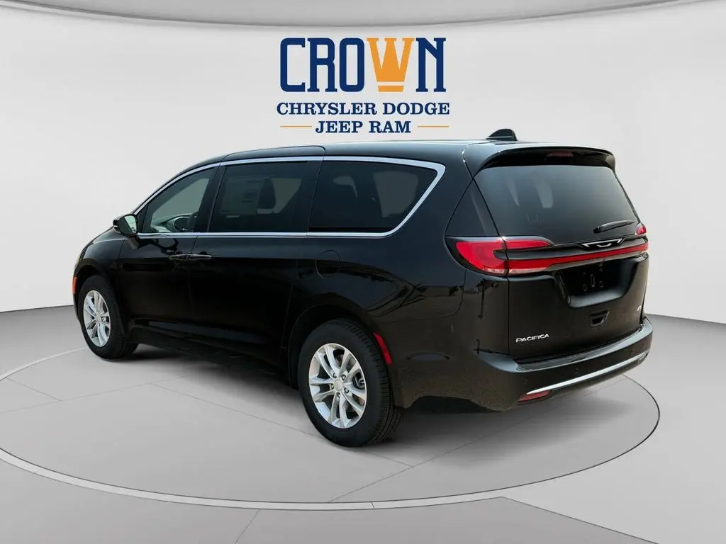 2027 Chrysler Pacifica Select AWD photo 5