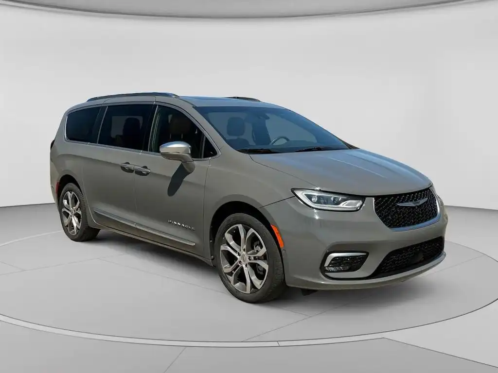 2022 Chrysler Pacifica Pinnacle's photo