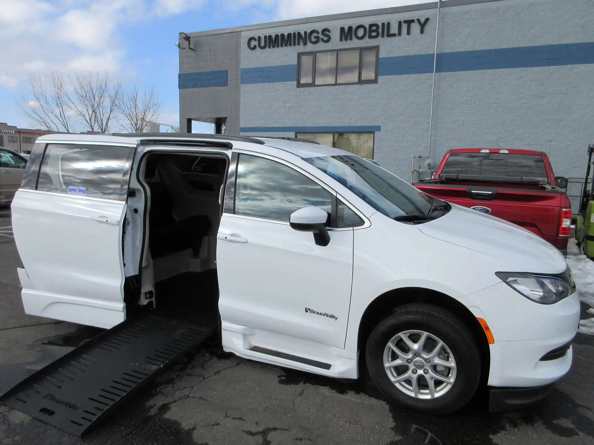 2020 Chrysler Voyager LXI's photo