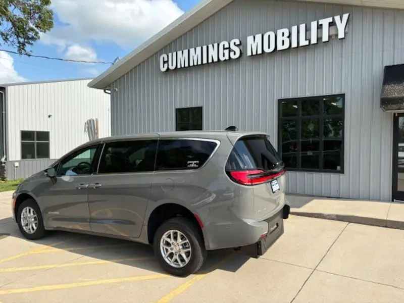 2025 Chrysler Pacifica Select photo 3