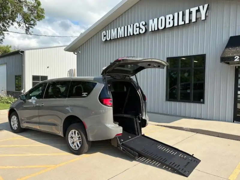 2025 Chrysler Pacifica Select's photo