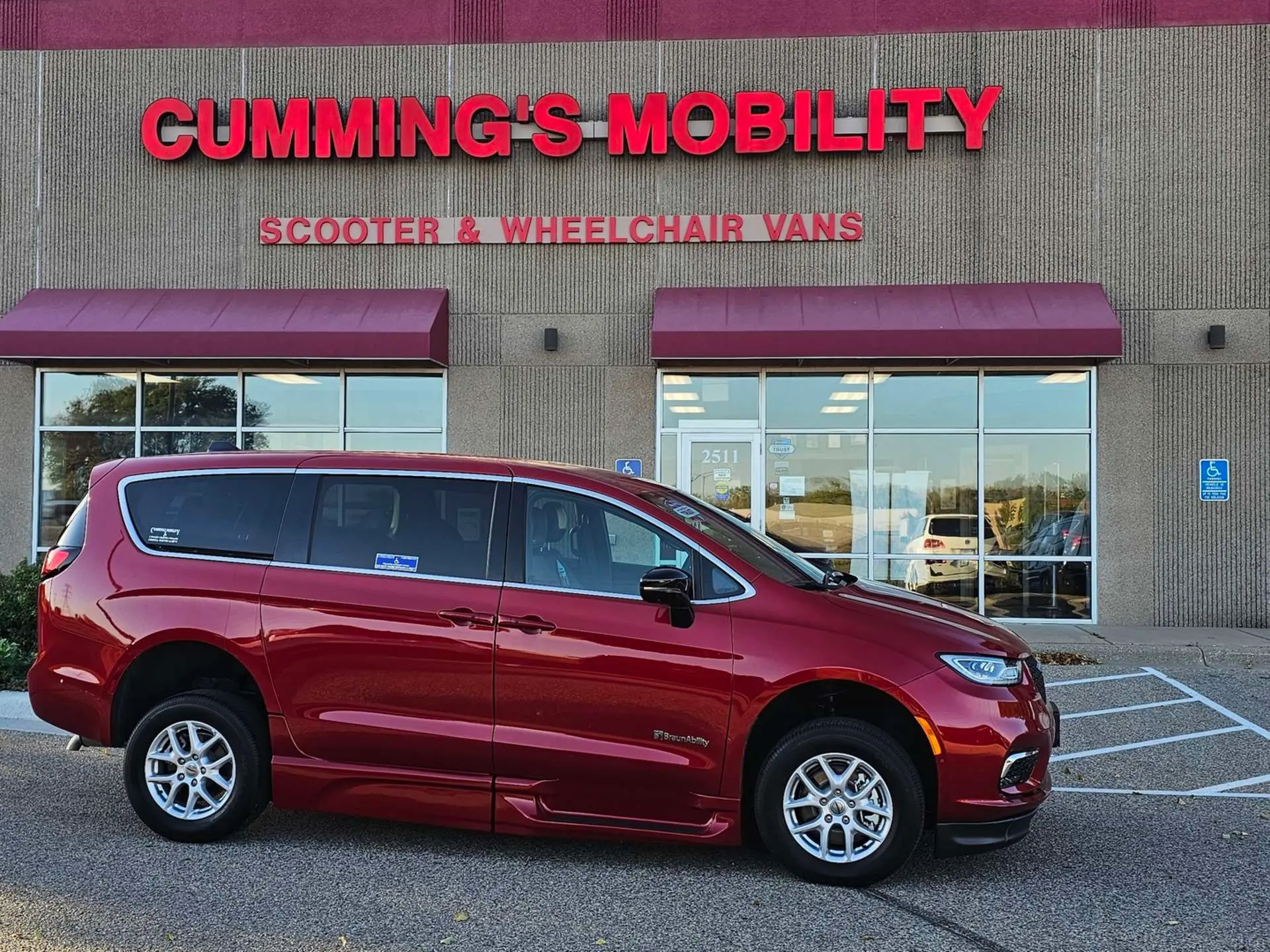 2025 Chrysler Pacifica Select photo 3