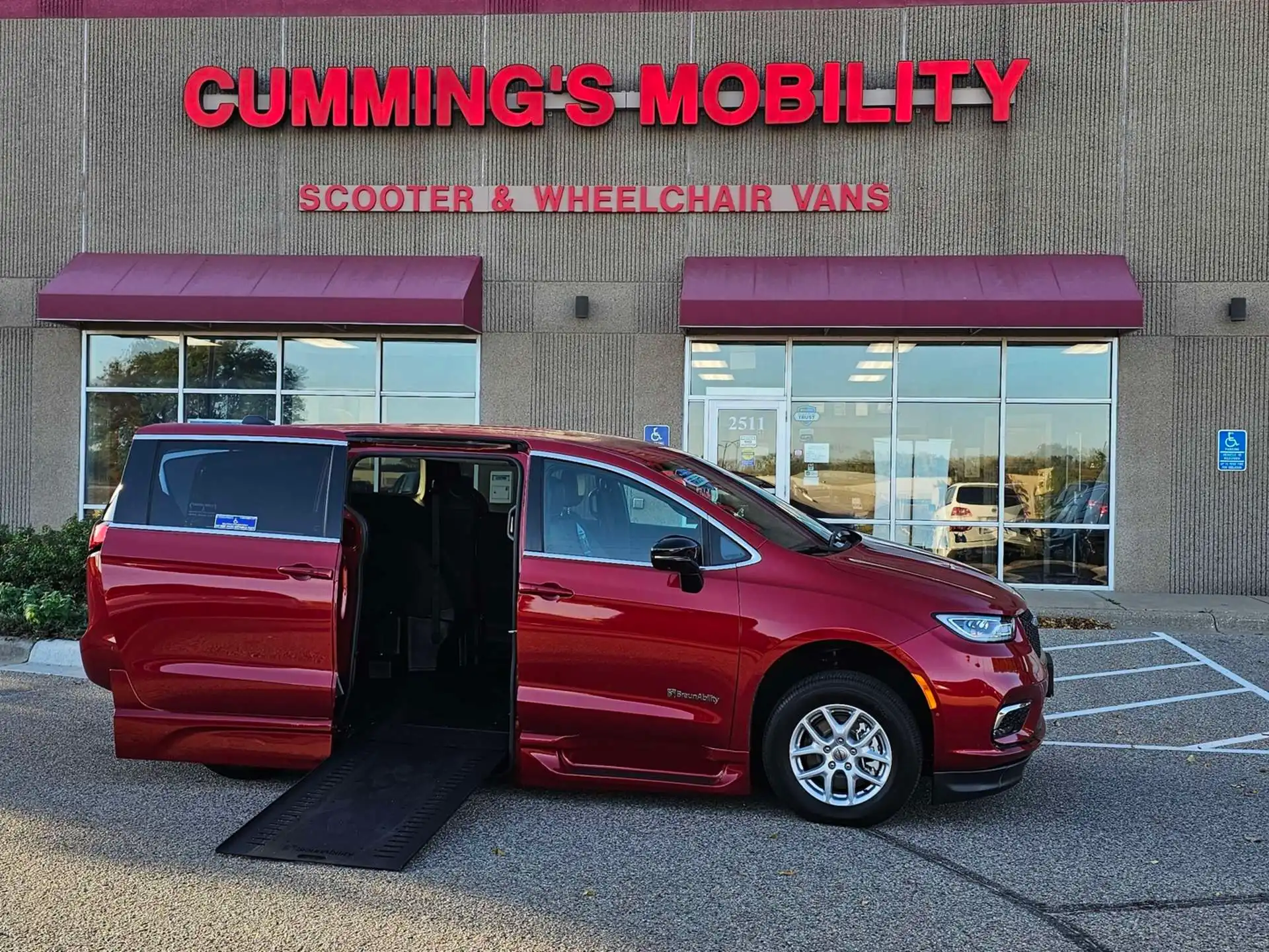 2025 Chrysler Pacifica Select's photo