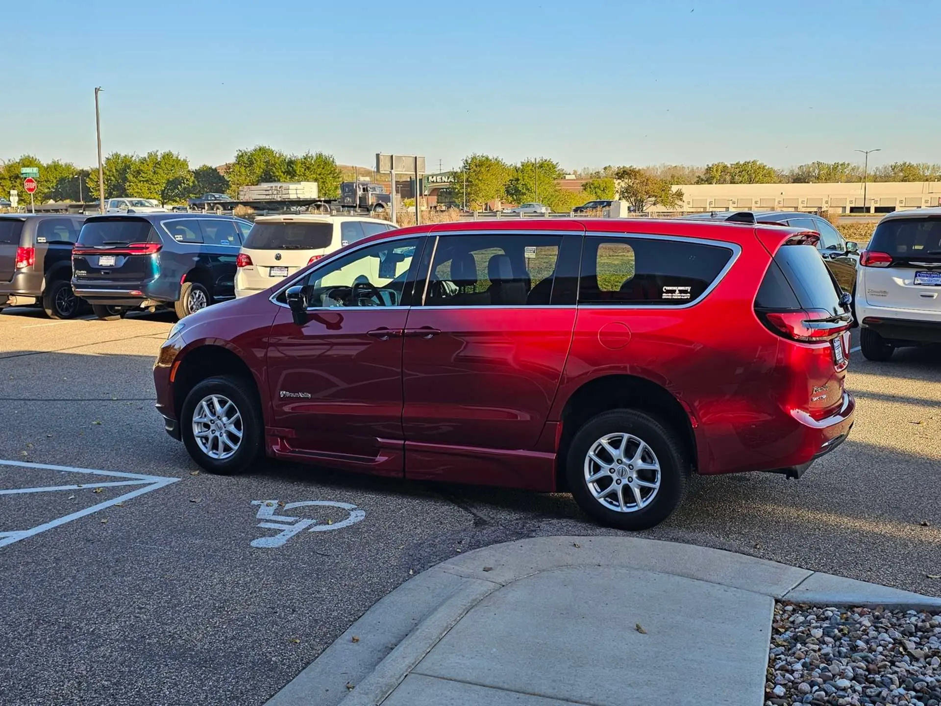 2025 Chrysler Pacifica Select photo 4