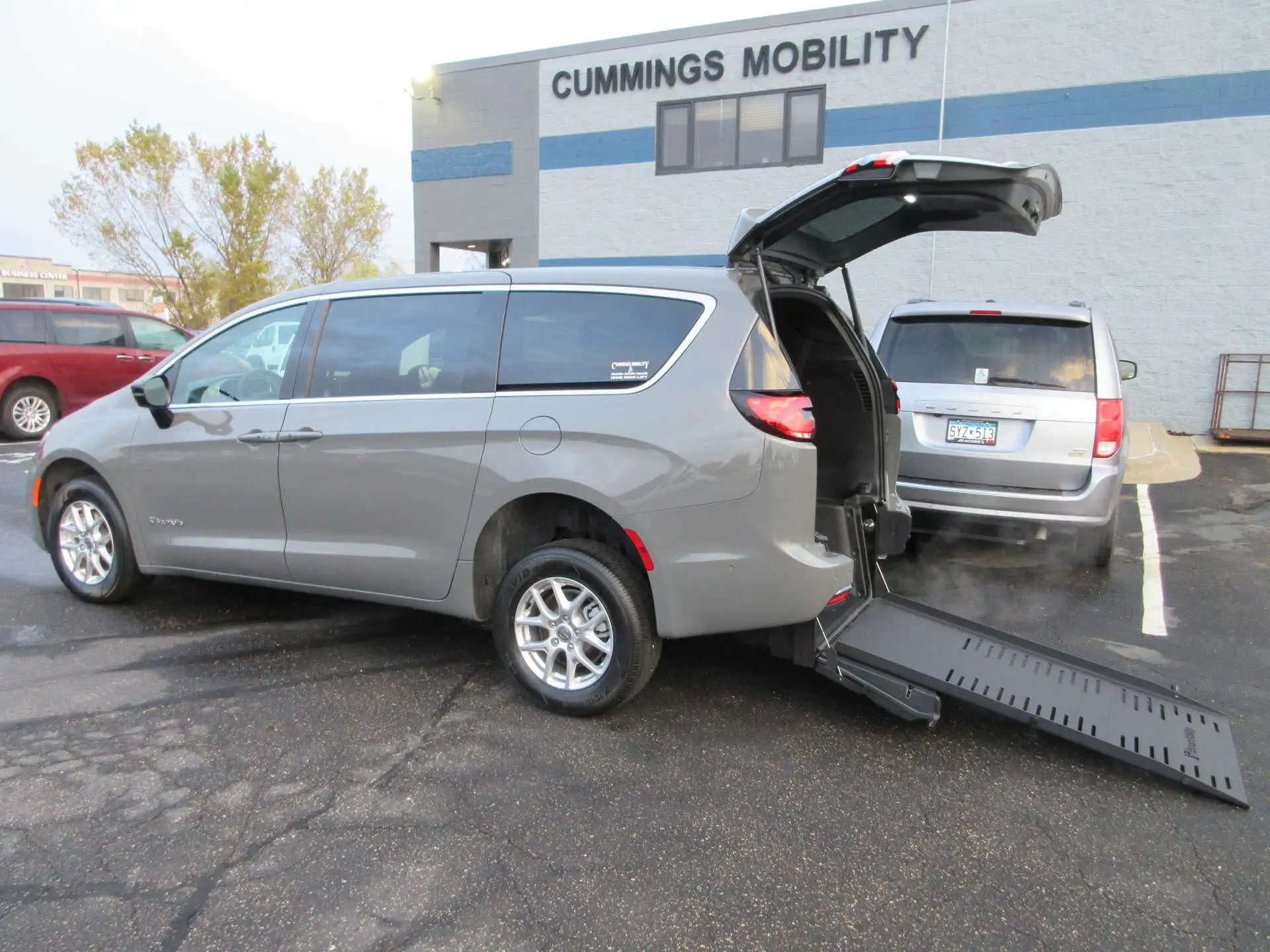 2025 Chrysler Pacifica Select's photo