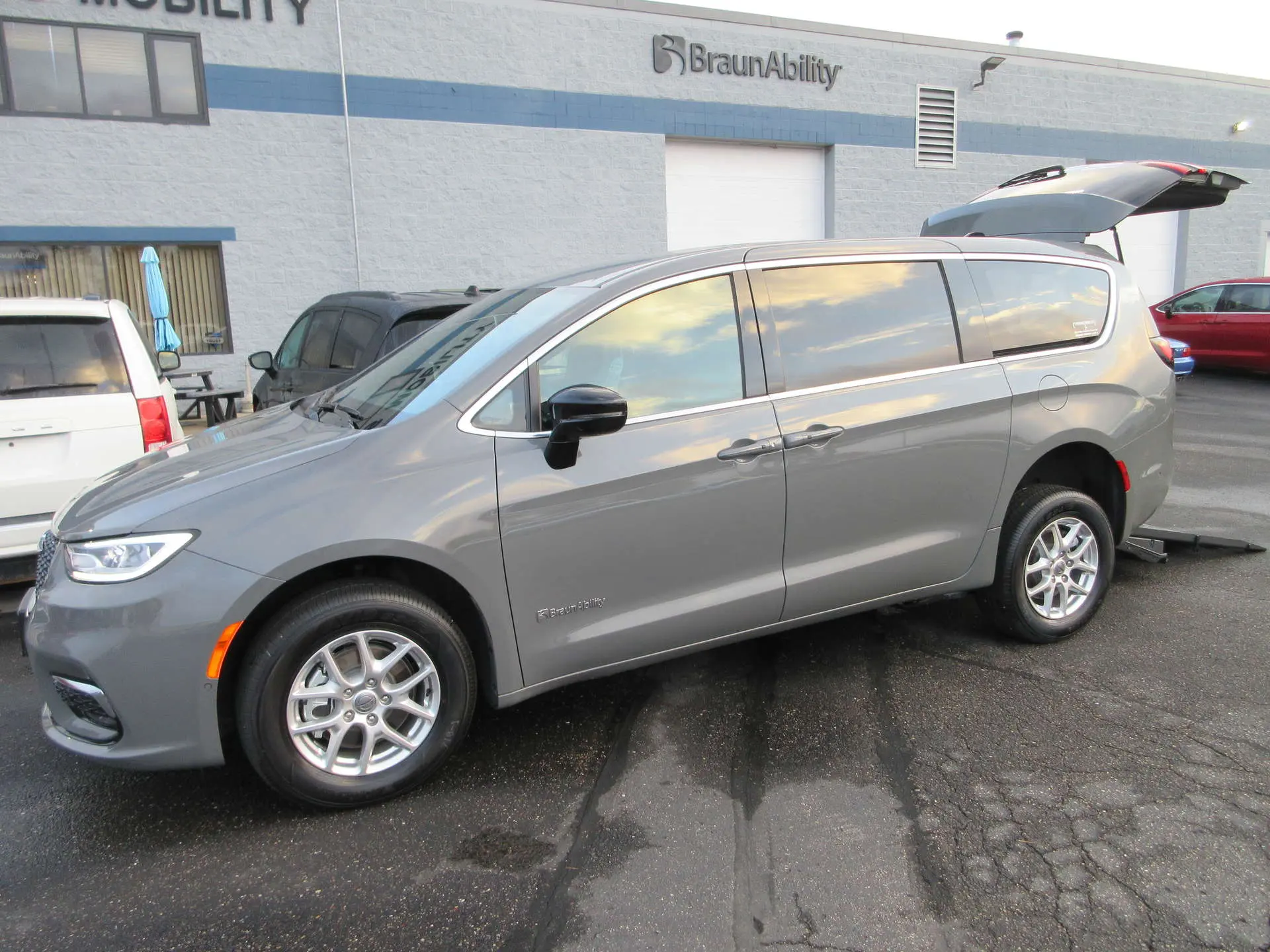 2025 Chrysler Pacifica Select photo 3