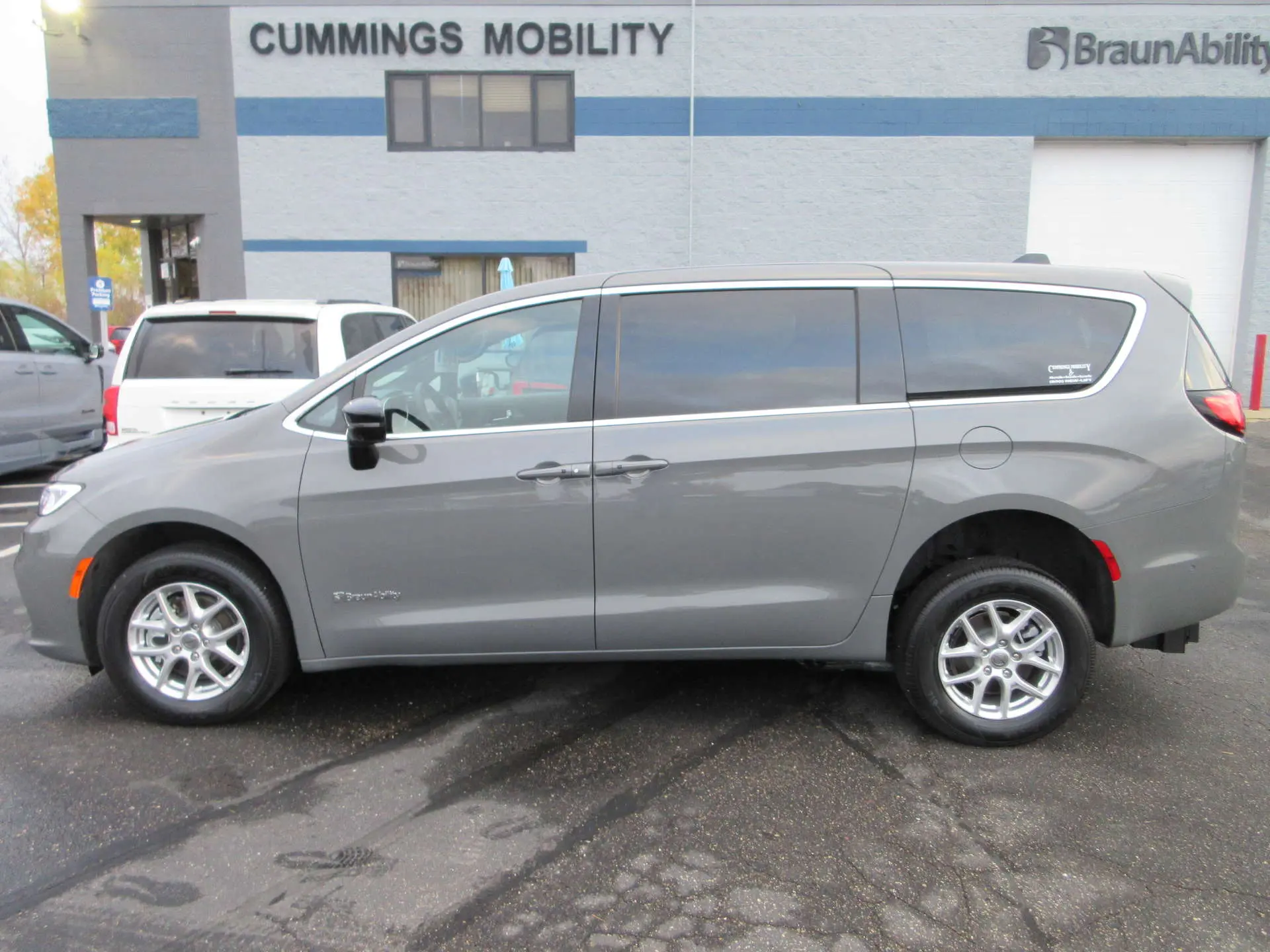 2025 Chrysler Pacifica Select photo 4