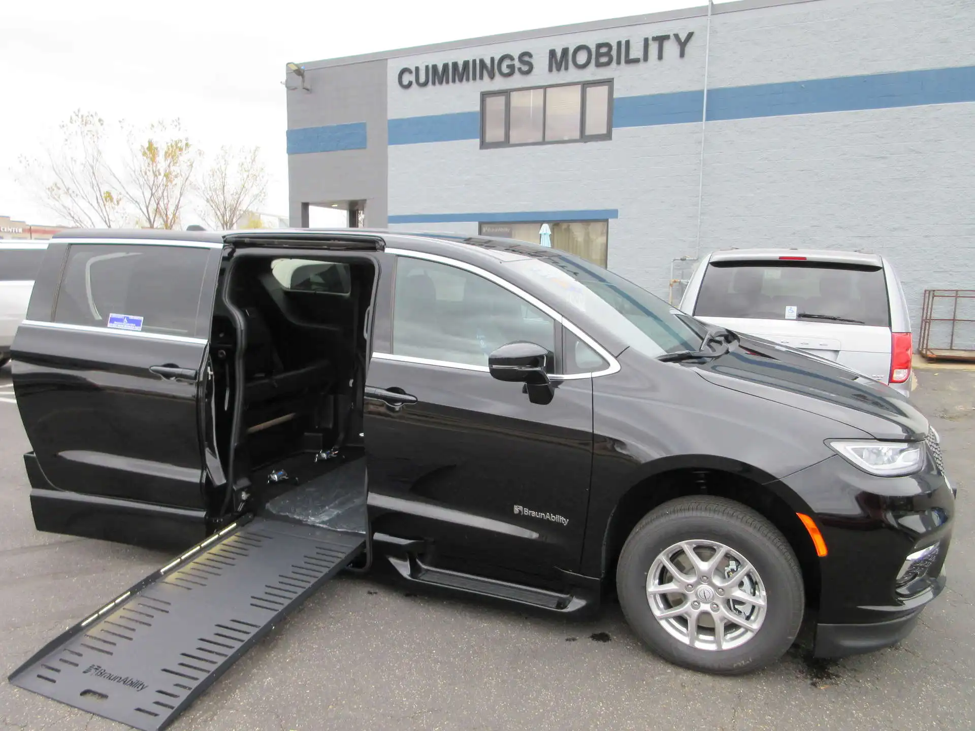 2025 Chrysler Pacifica Select's photo