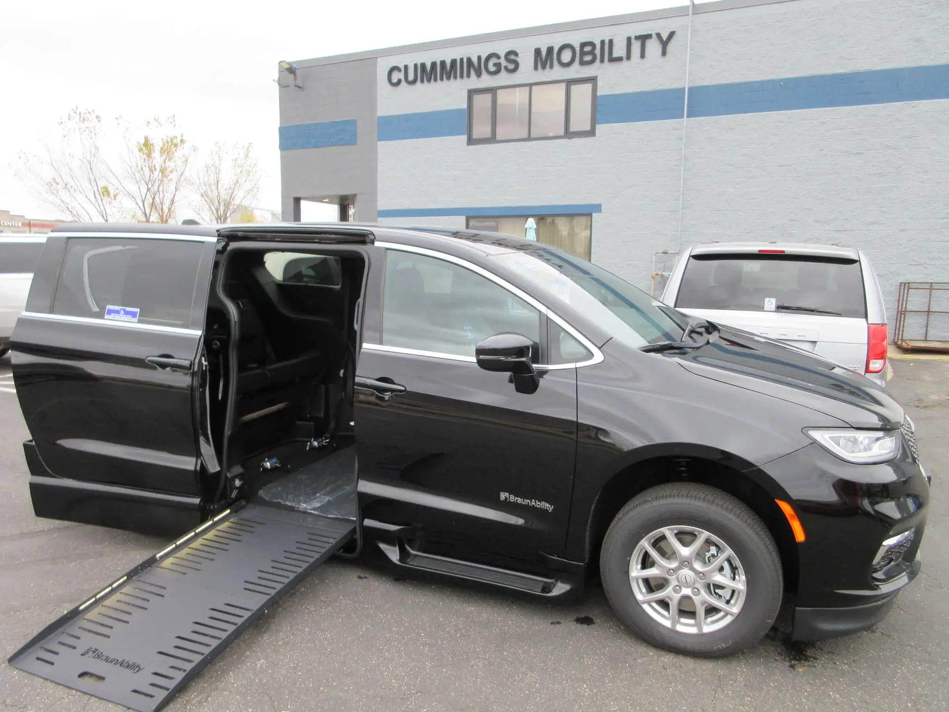 2025 Chrysler Pacifica Select photo 1