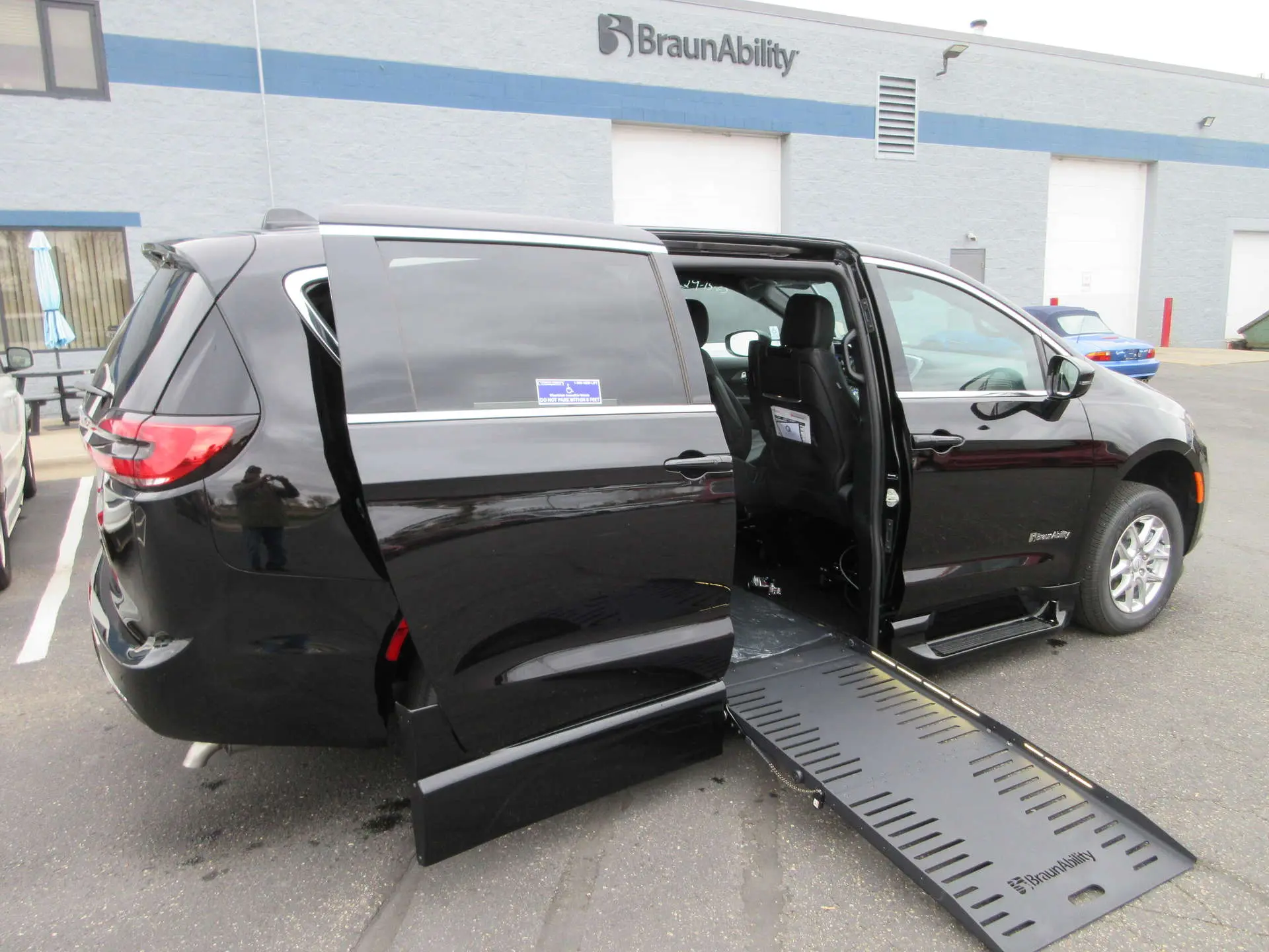 2025 Chrysler Pacifica Select photo 3
