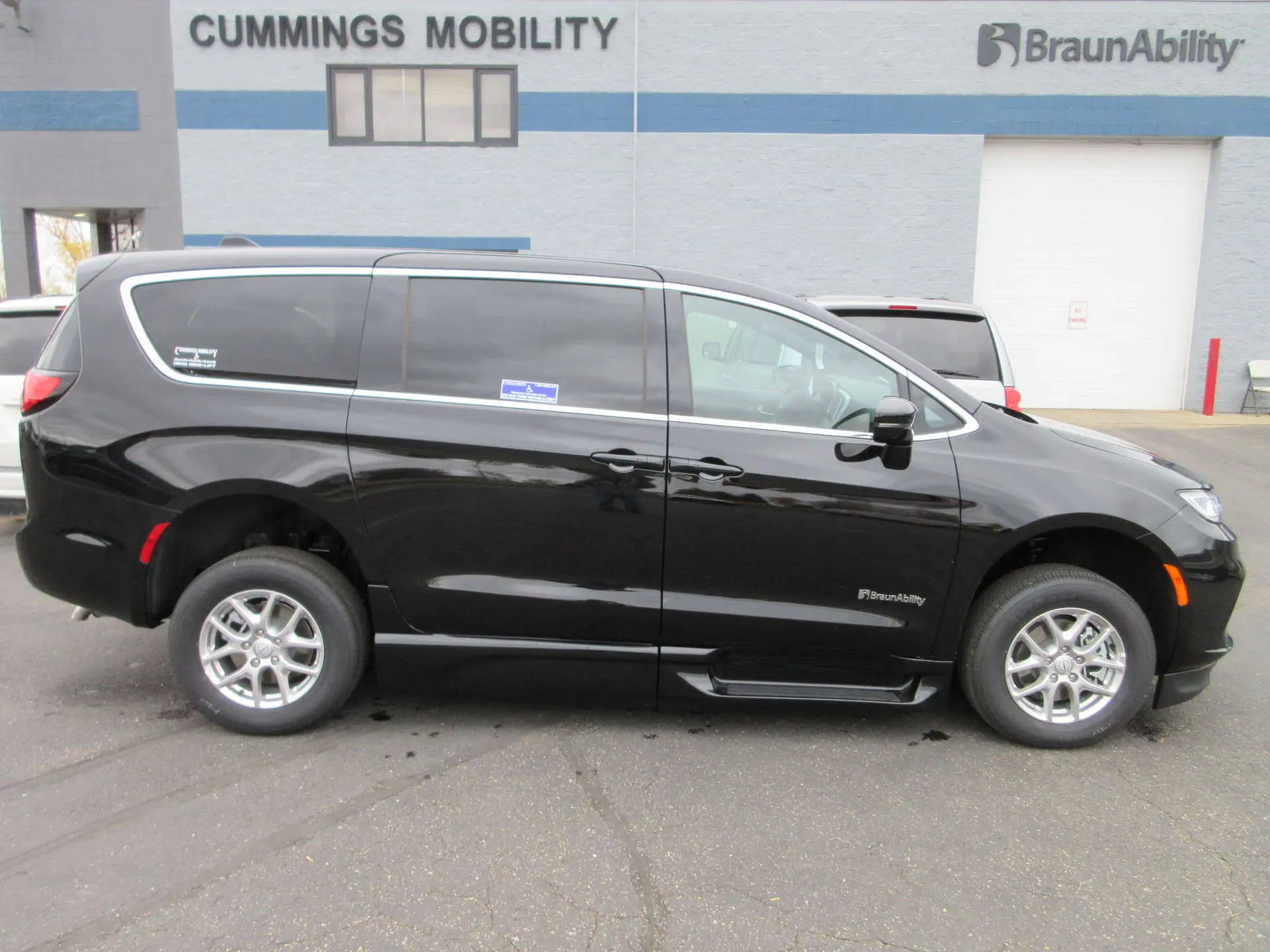 2025 Chrysler Pacifica Select photo 4