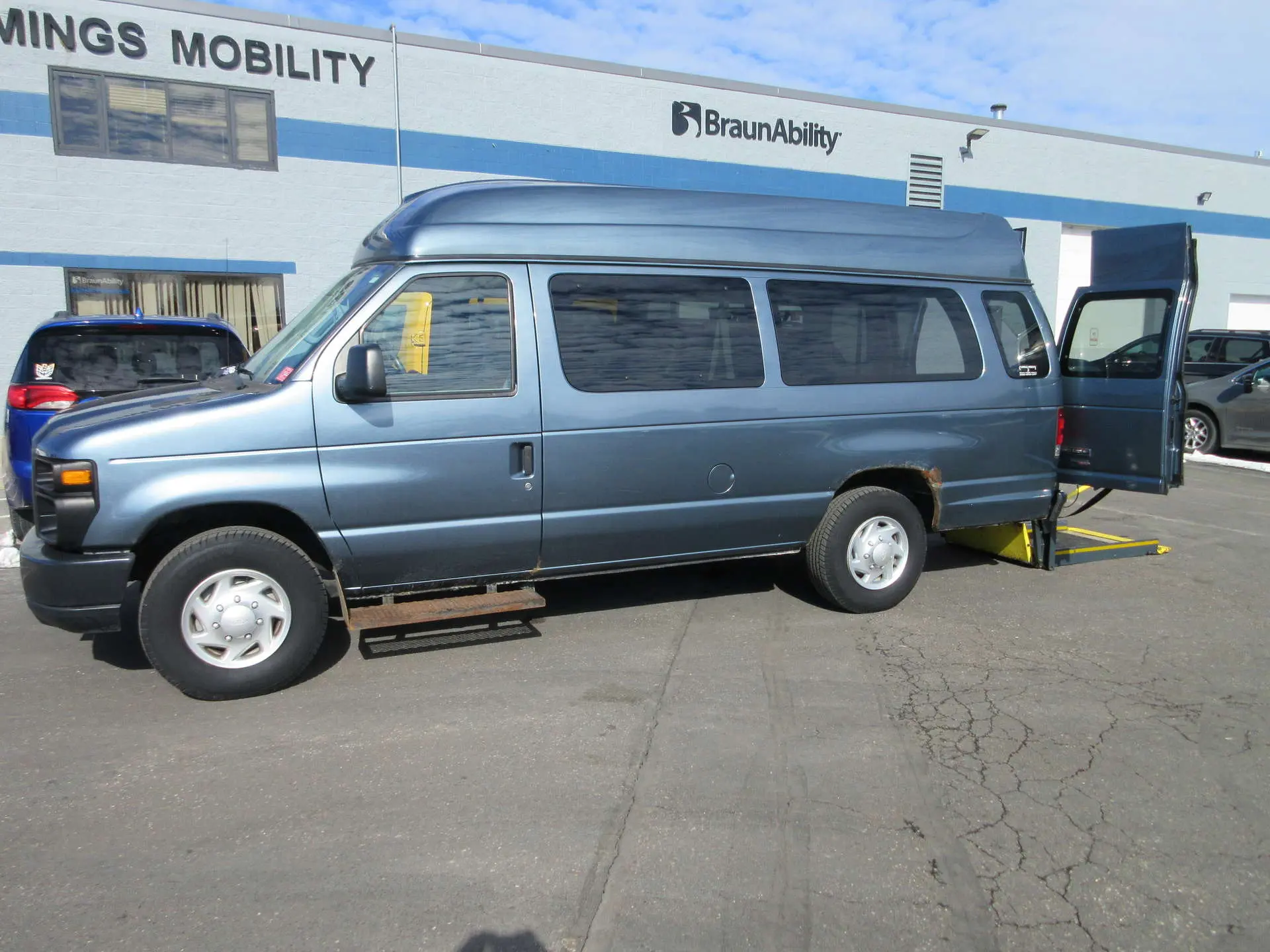 2012 Ford E-Series E-350 XLT Super Duty Extended photo 3