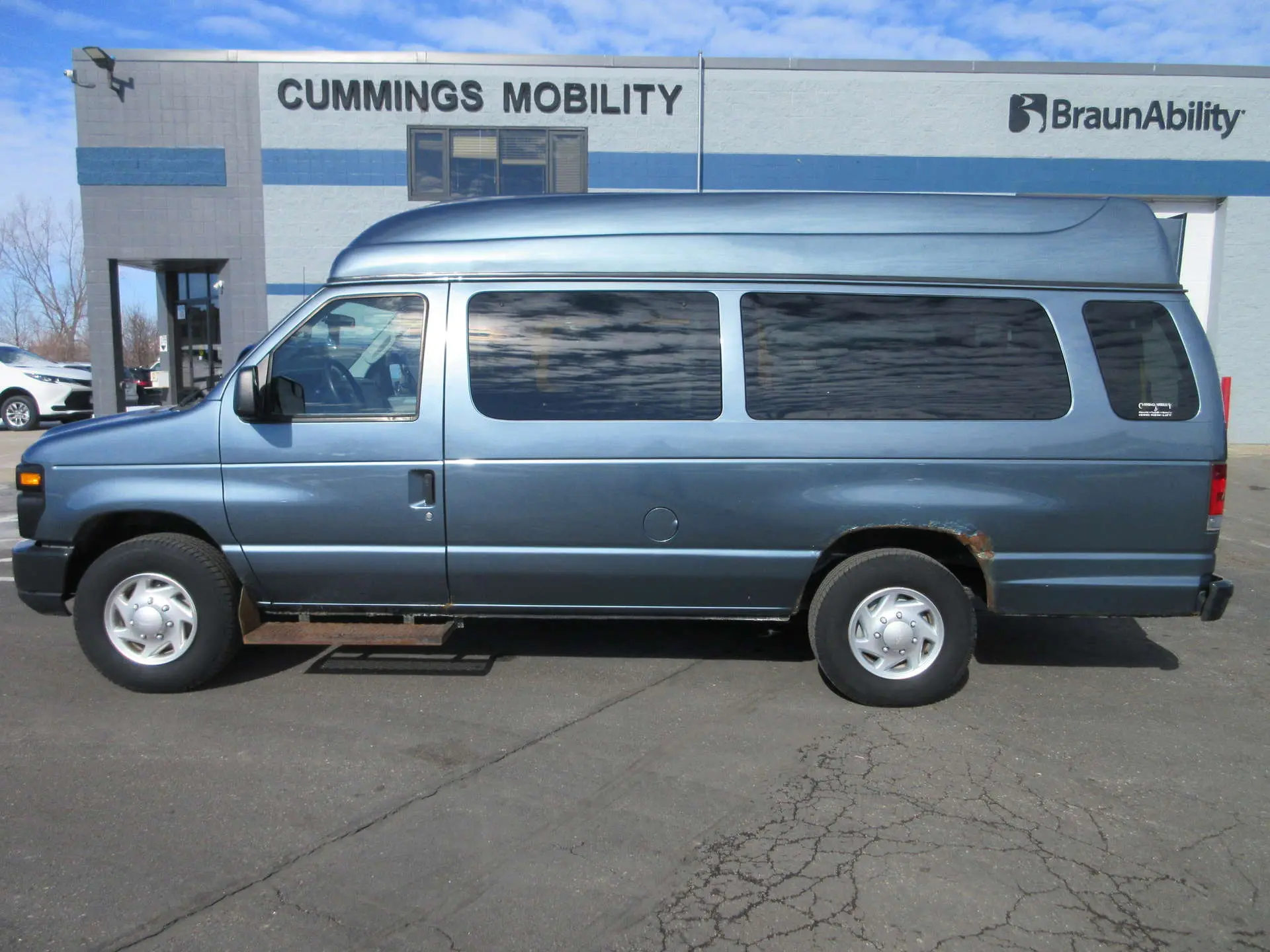 2012 Ford E-Series E-350 XLT Super Duty Extended photo 4