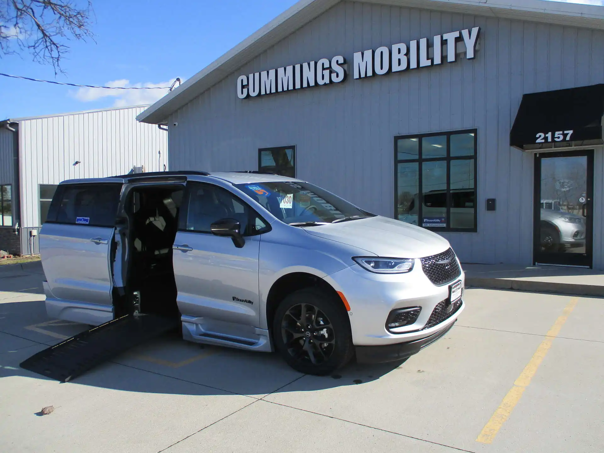 2026 Chrysler Pacifica Select's photo