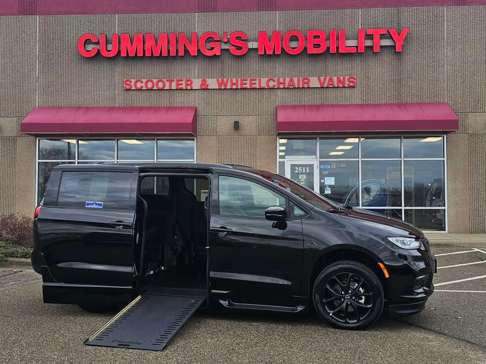 2026 Chrysler Pacifica Select's photo