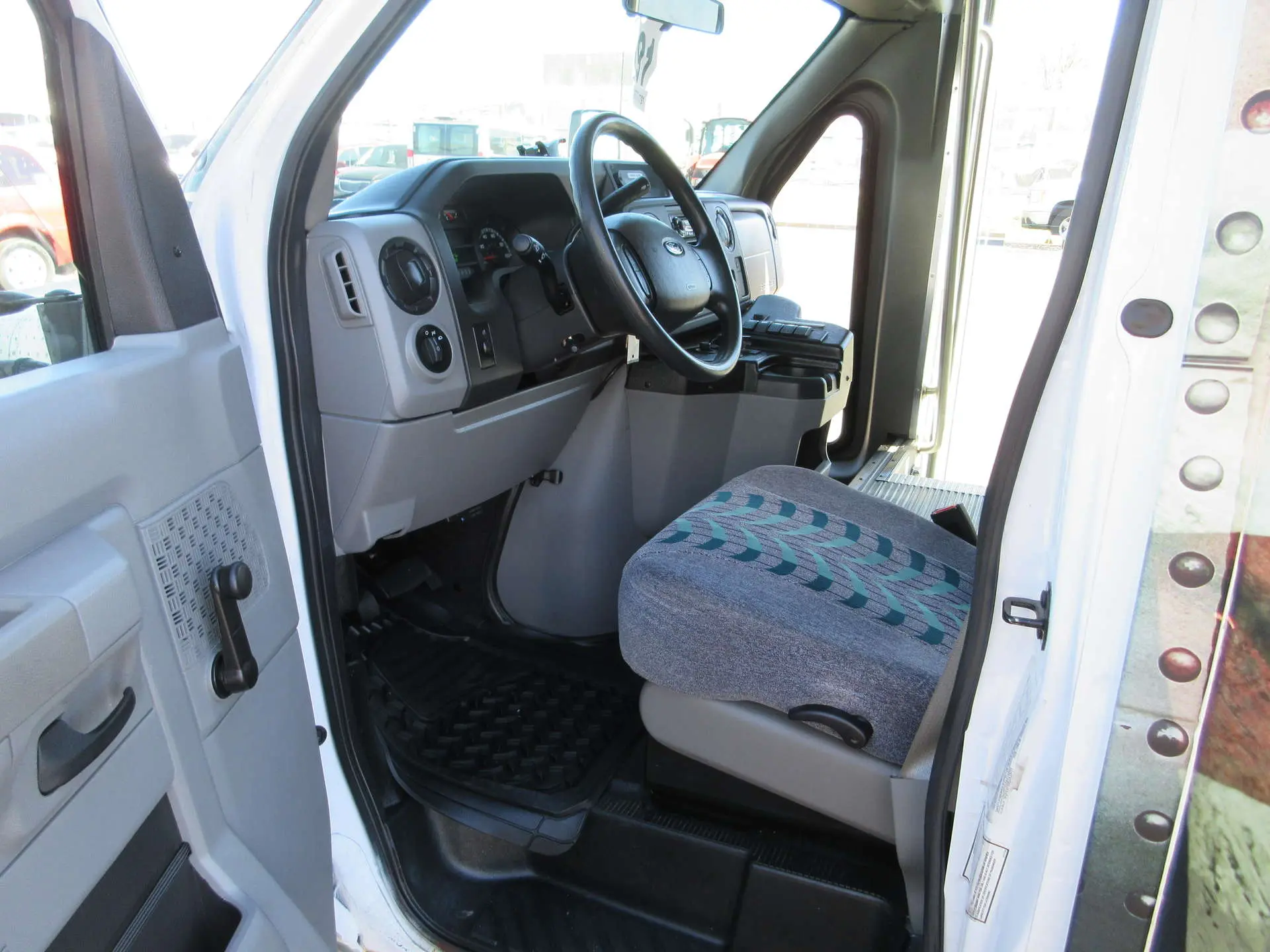 2014 Ford E-Series DRW E-450 Super Duty 158 in WB photo 5