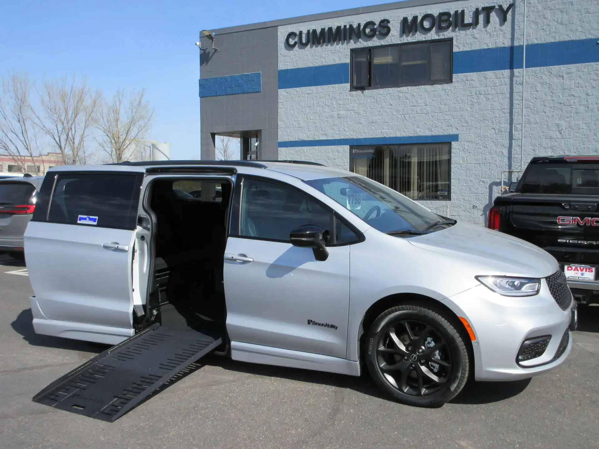 2026 Chrysler Pacifica Select's photo