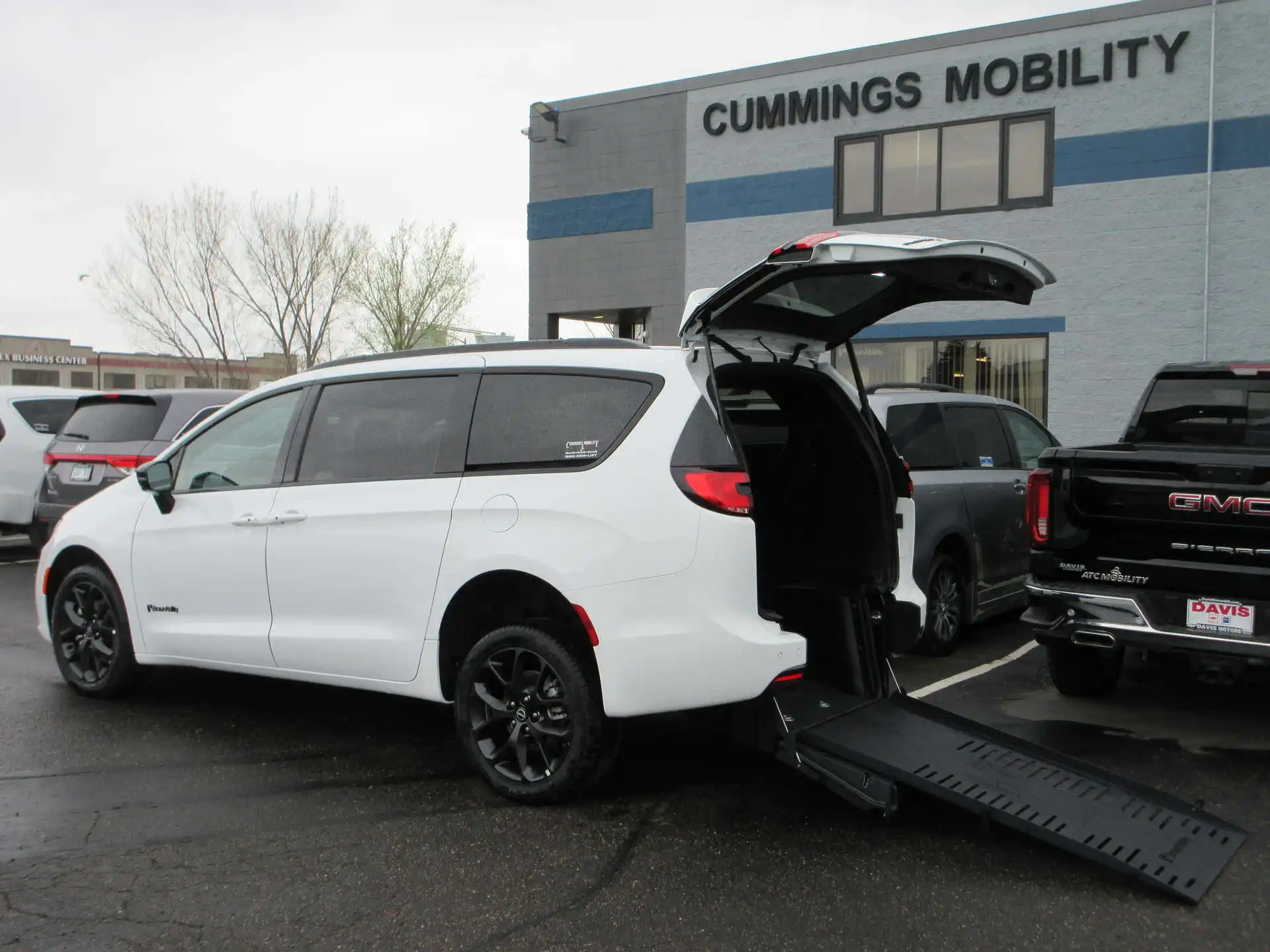 2026 Chrysler Pacifica Select's photo