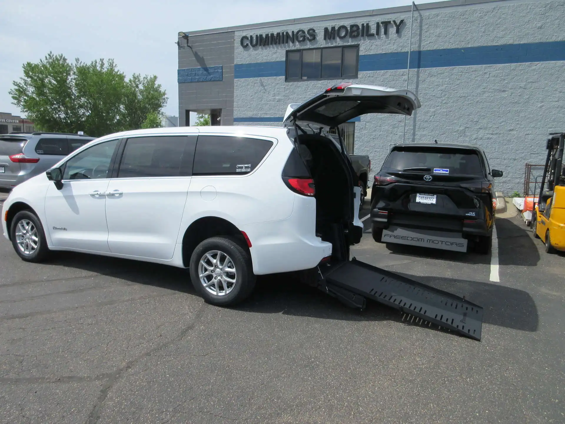 2026 Chrysler Pacifica Select's photo
