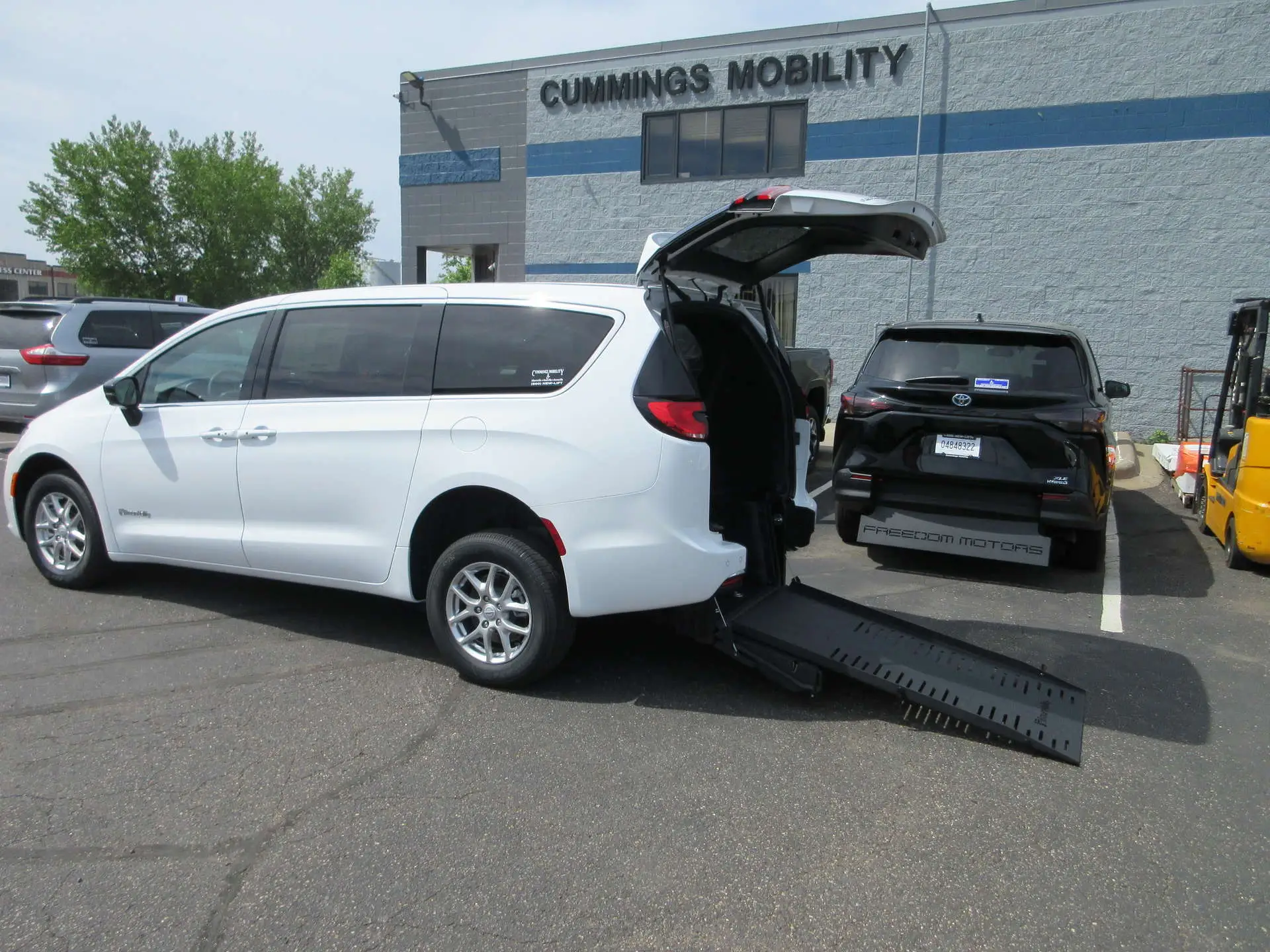 2026 Chrysler Pacifica Select photo 1