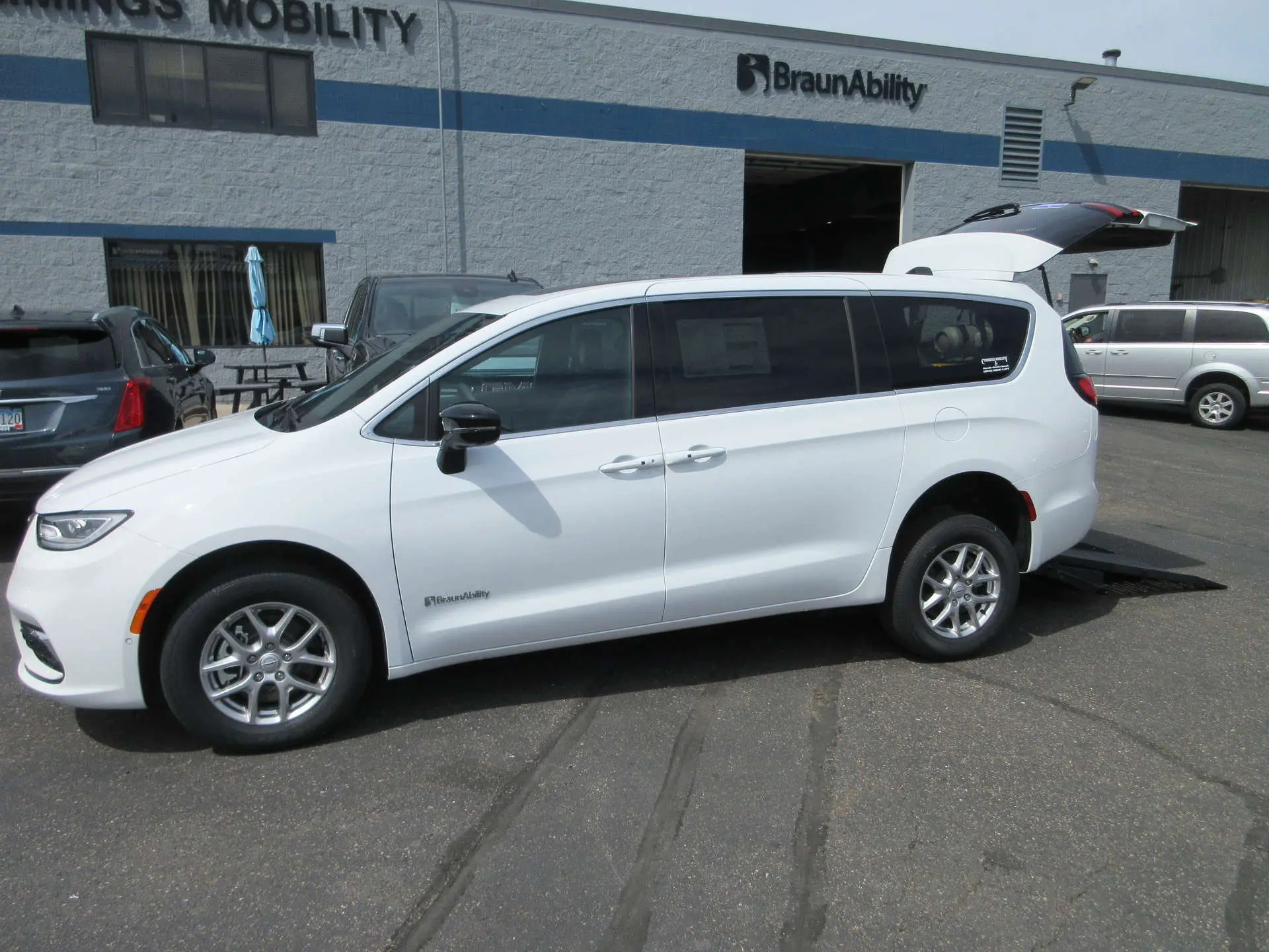 2026 Chrysler Pacifica Select photo 3