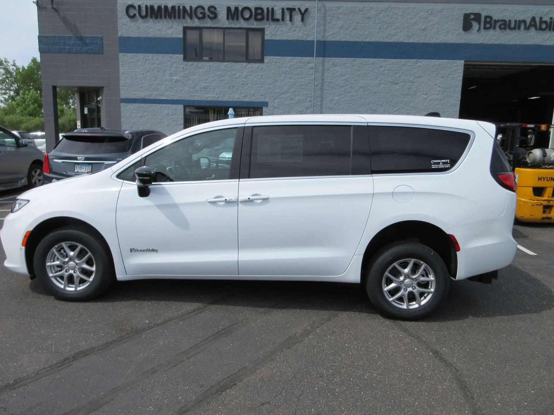 2026 Chrysler Pacifica Select photo 4