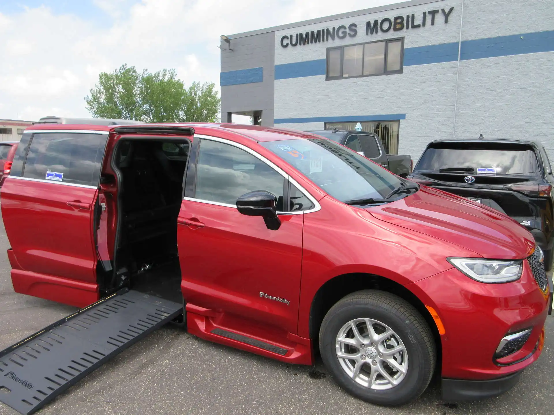 2026 Chrysler Pacifica Select's photo