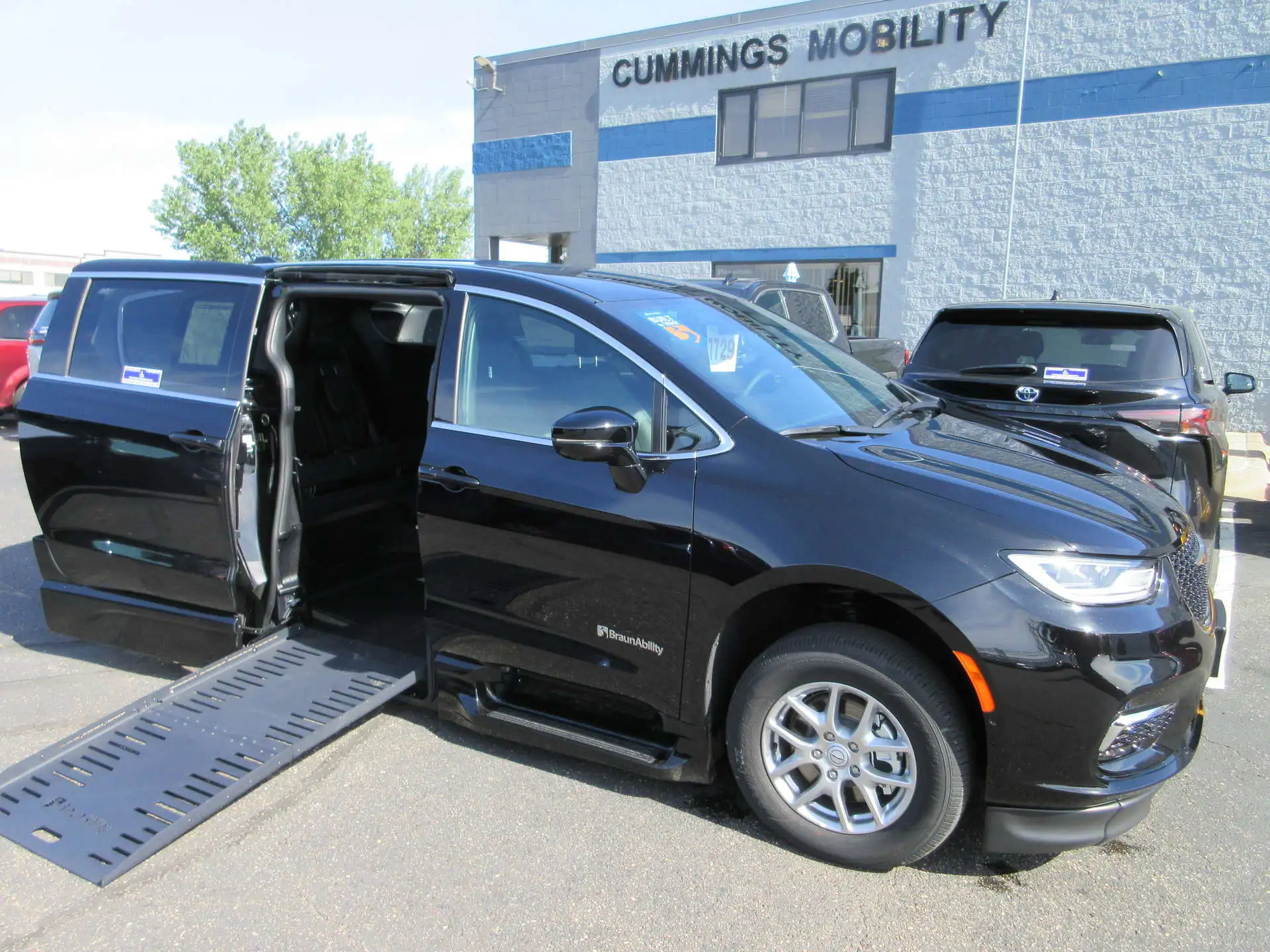 2026 Chrysler Pacifica Select's photo
