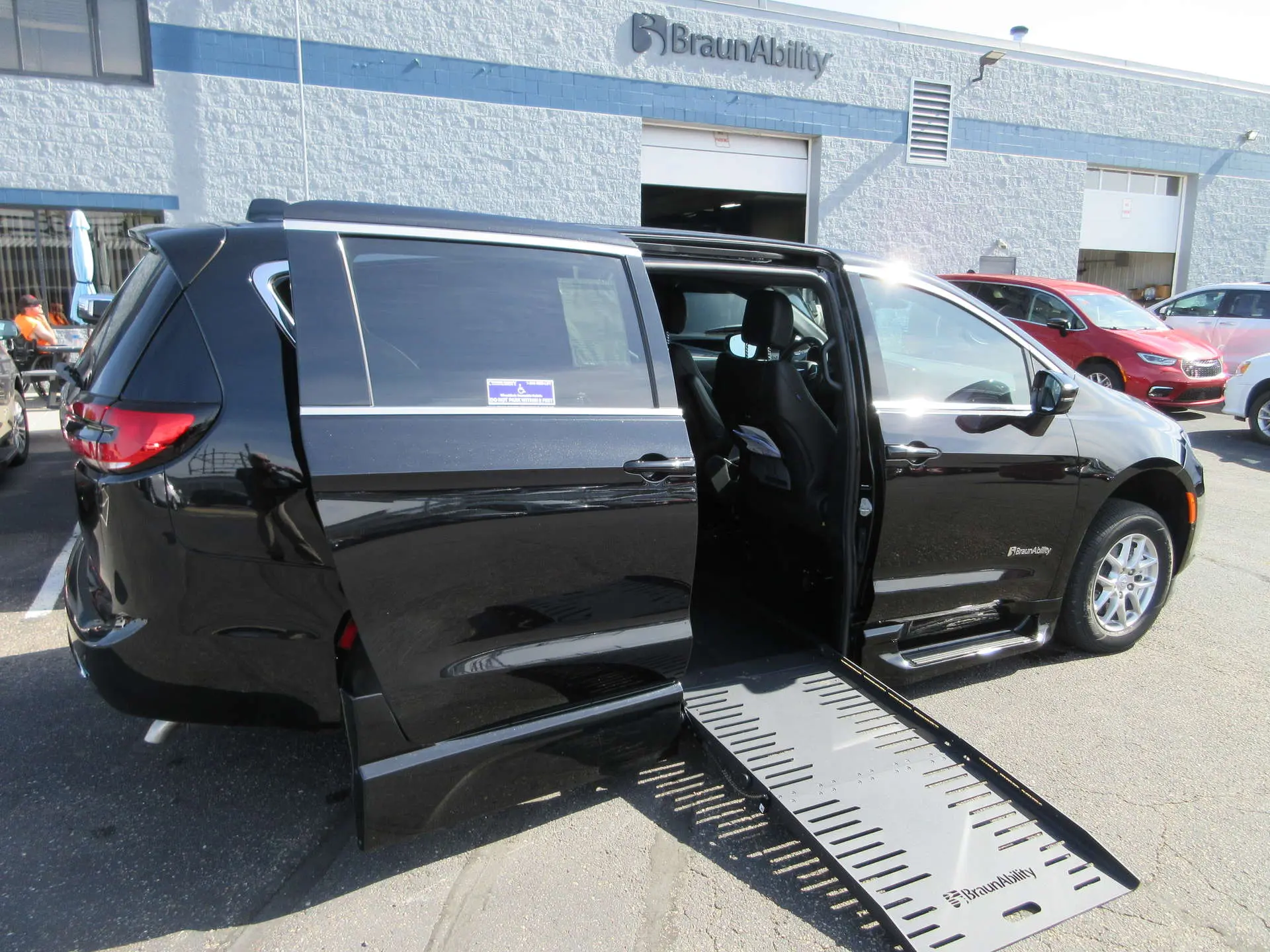 2026 Chrysler Pacifica Select photo 3