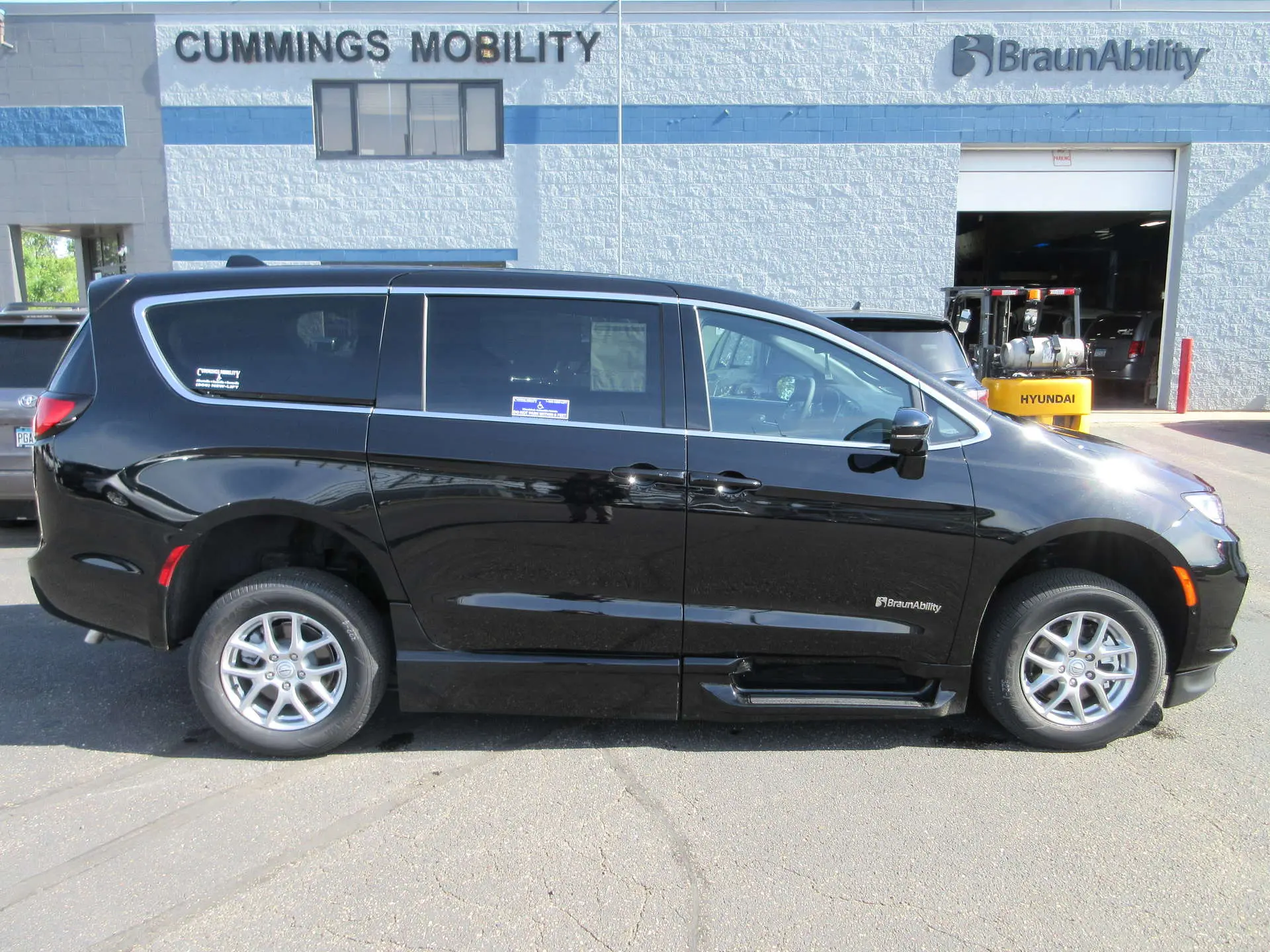 2026 Chrysler Pacifica Select photo 4