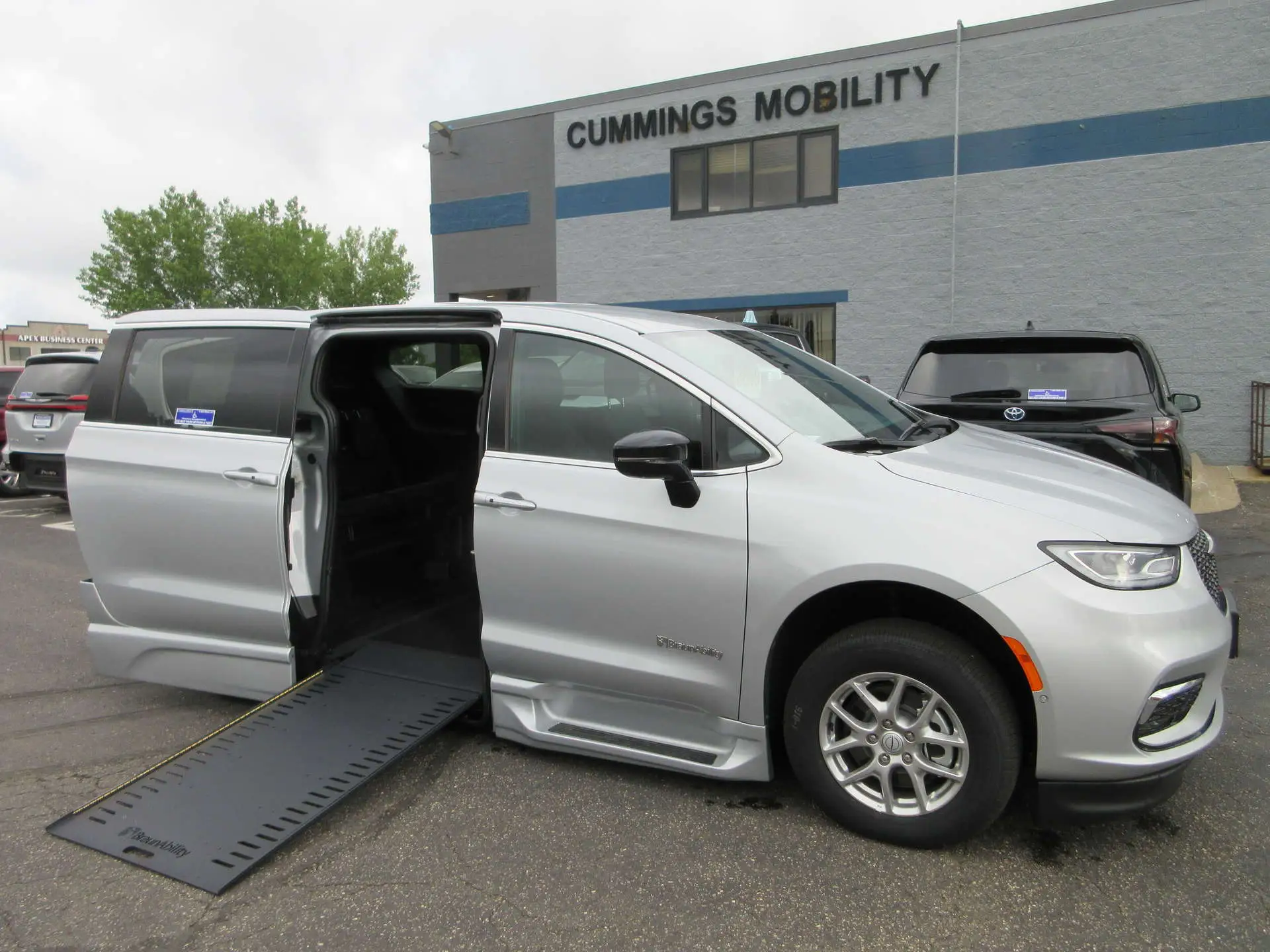 2026 Chrysler Pacifica Select photo 1