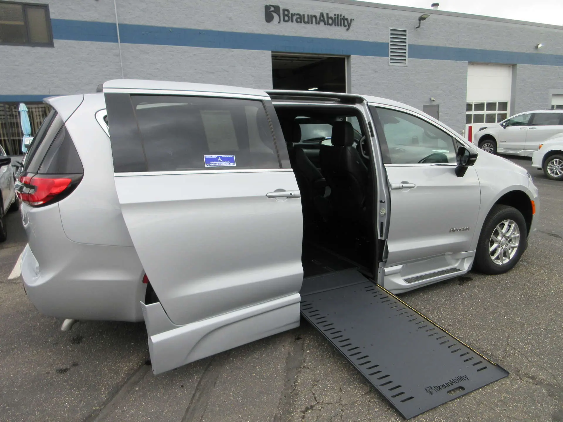 2026 Chrysler Pacifica Select photo 3
