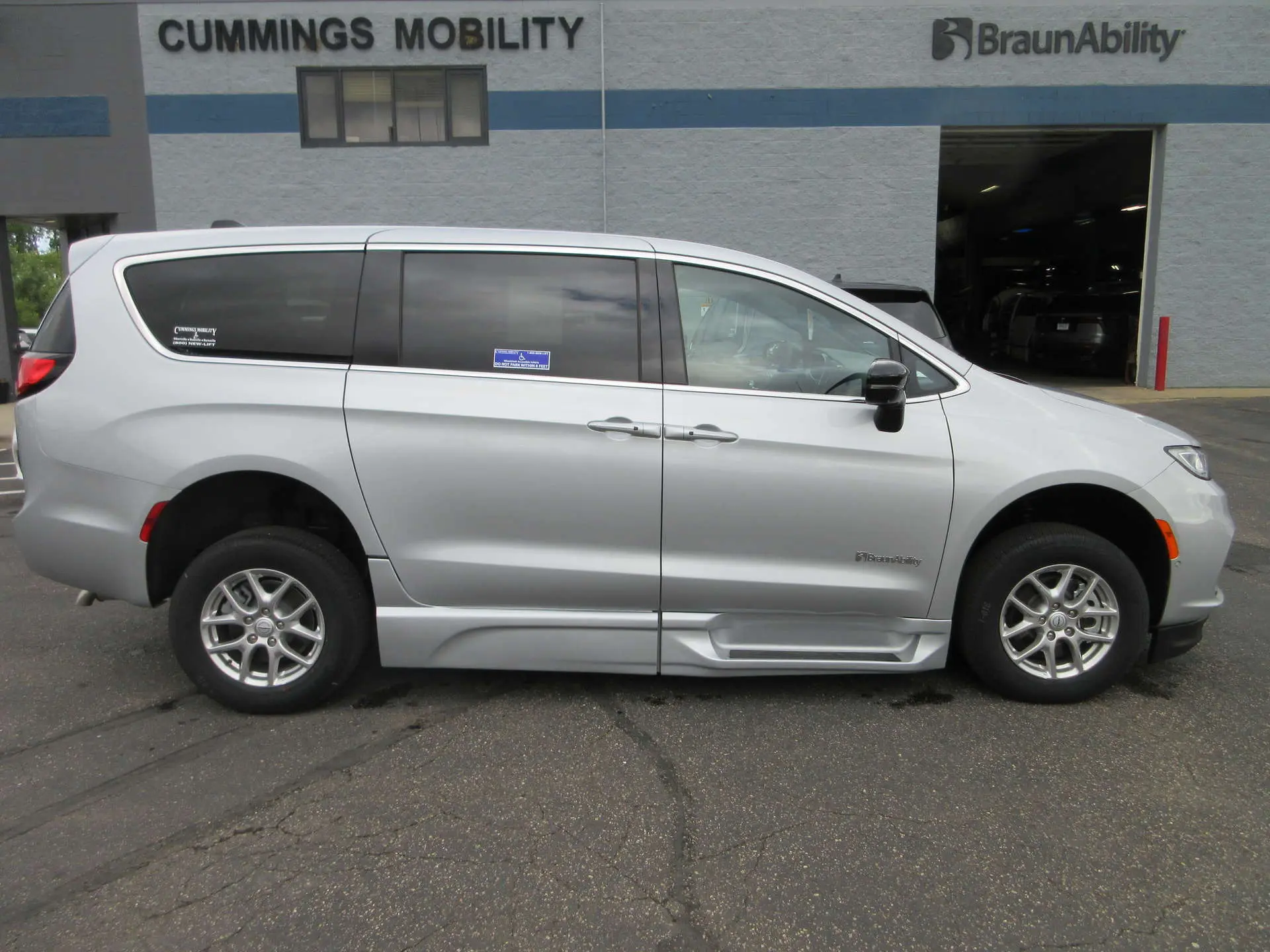 2026 Chrysler Pacifica Select photo 4