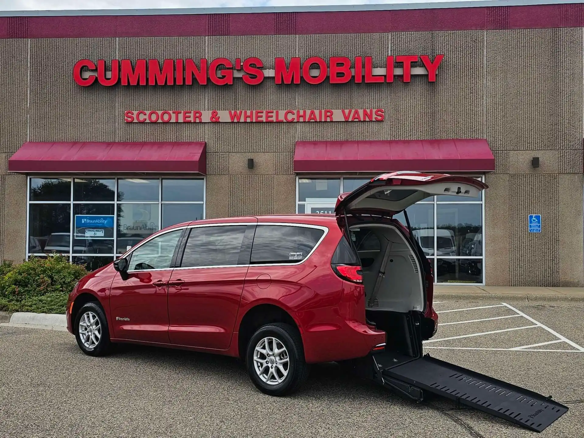 2024 Chrysler Pacifica Touring L's photo