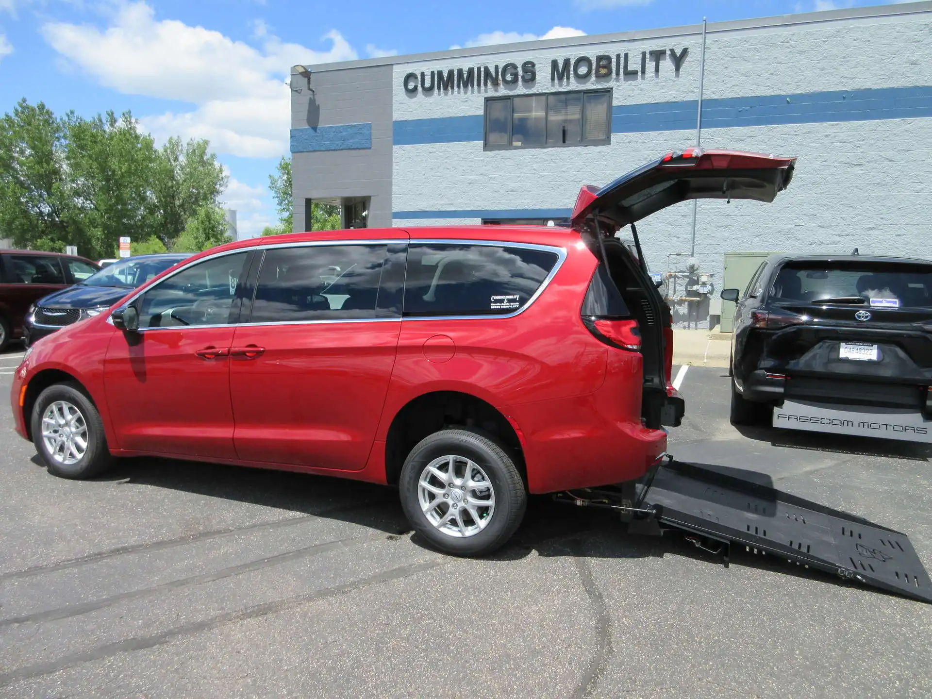 2026 Chrysler Pacifica Select's photo