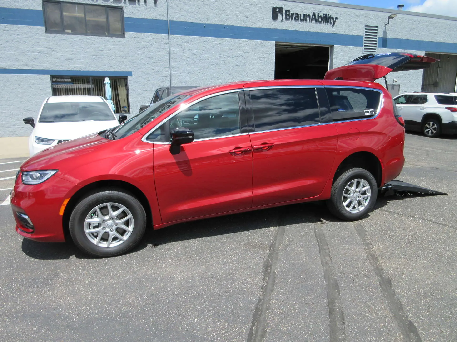 2026 Chrysler Pacifica Select photo 3