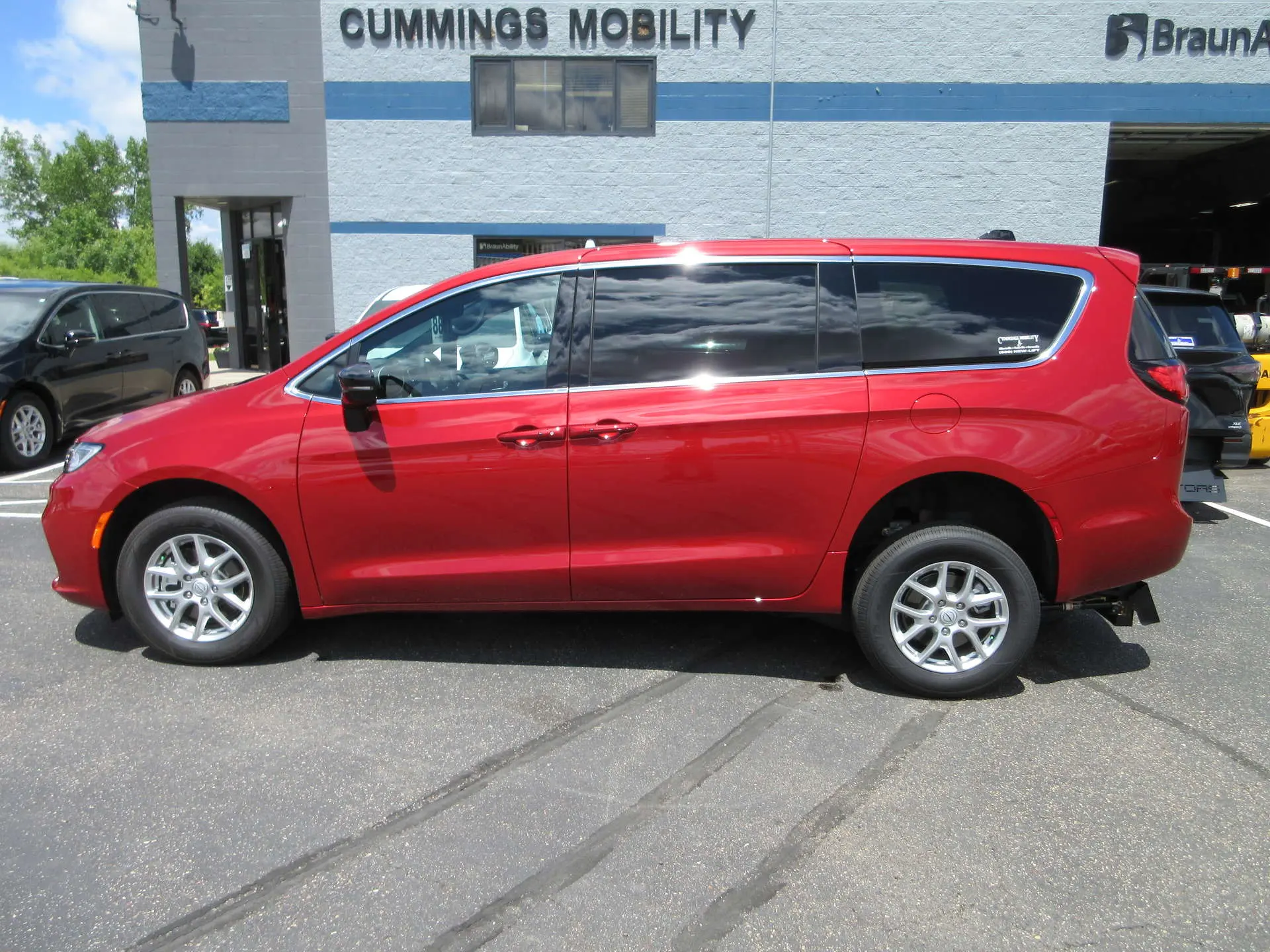 2026 Chrysler Pacifica Select photo 4