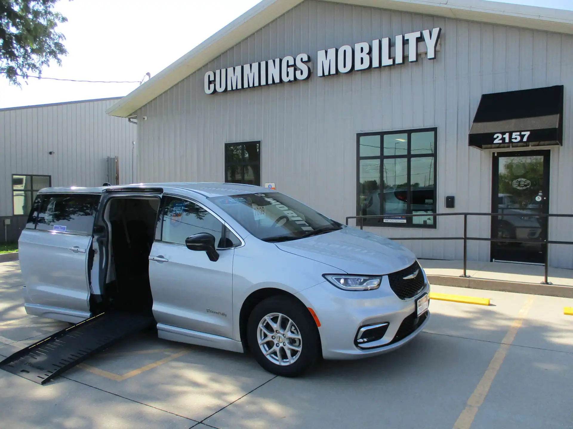 2024 Chrysler Pacifica Touring L's photo
