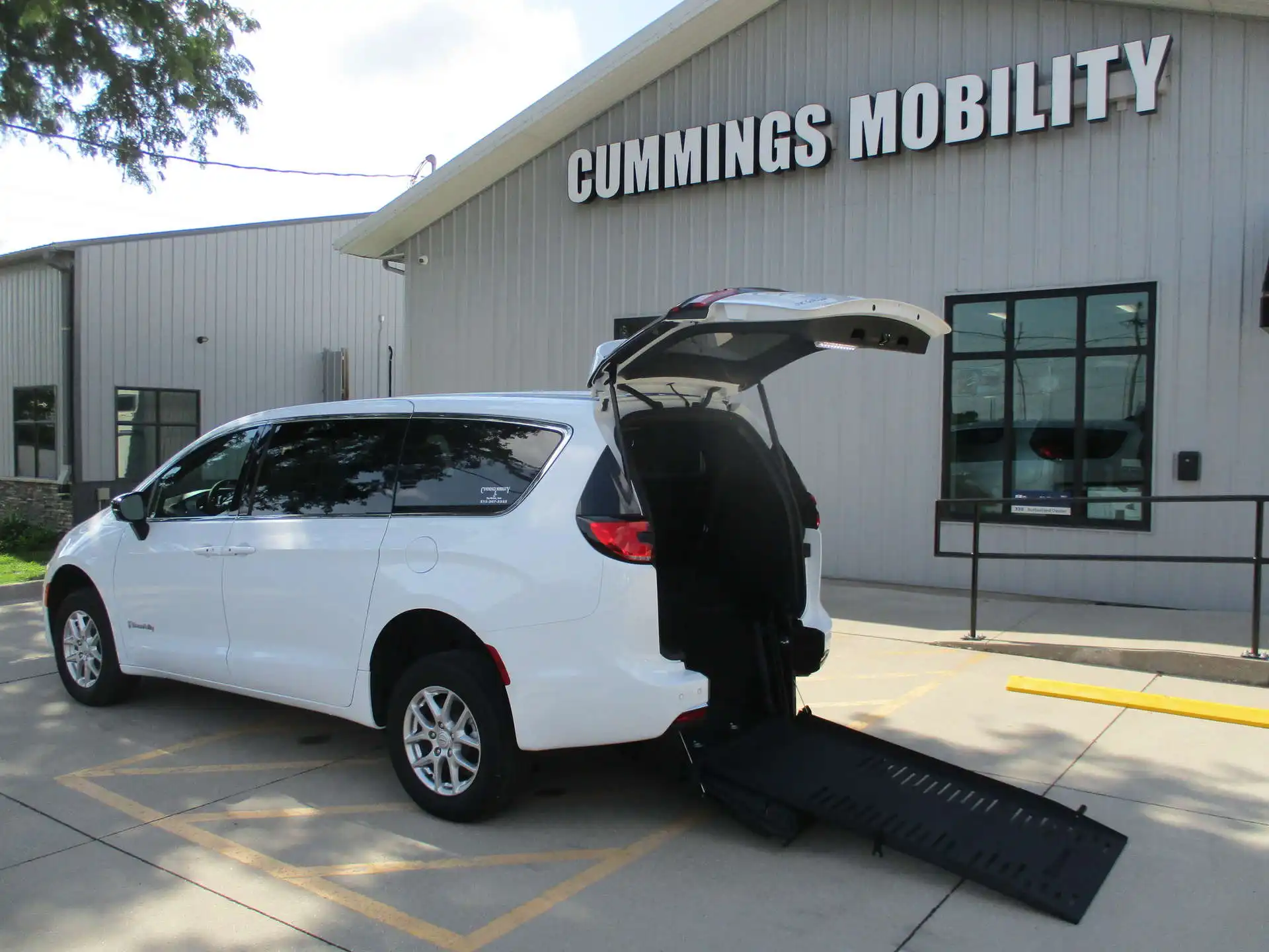 2026 Chrysler Pacifica Select's photo