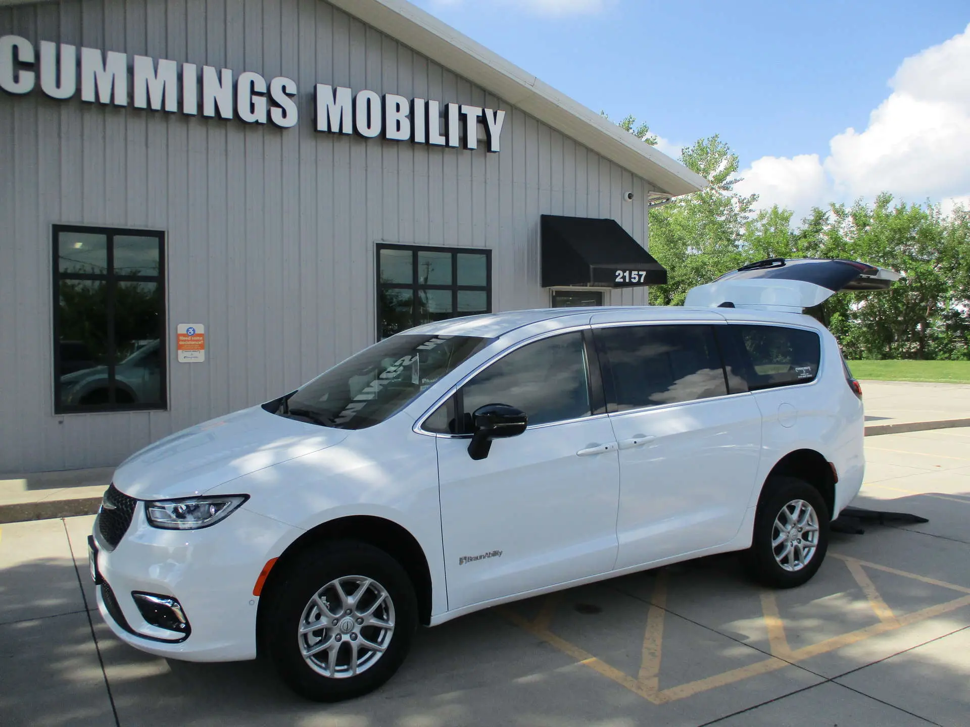 2026 Chrysler Pacifica Select photo 3